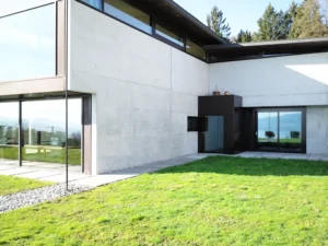 Aussenansicht der Fensterfassade am Einfamilienhaus in Oberrieden am Zürichsee