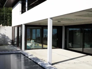 Terassenansicht mit Fenster- und Türelementen am Einfamilienhaus in Oberrieden am Zürichsee