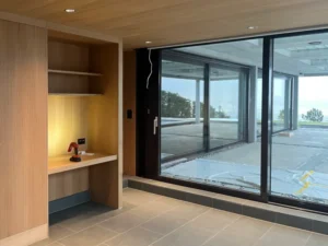 Innenansicht mit Fenster- und Verglasungselementen im Einfamilienhaus in Oberrieden am Zürichsee
