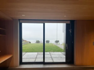 Moderne Fenster- und Türelemente im Inennraum des Einfamilienhauses in Oberrieden am Zürichsee