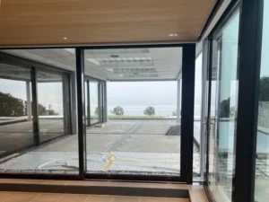 Moderne Fenster- und Türelemente im Innenbereich des Einfamilienhauses in Oberrieden am Zürichsee