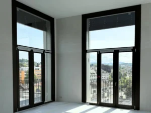 Innenansicht mit Fenster- und Verglasungselementen im Wohn- und Geschäftshaus in Uster