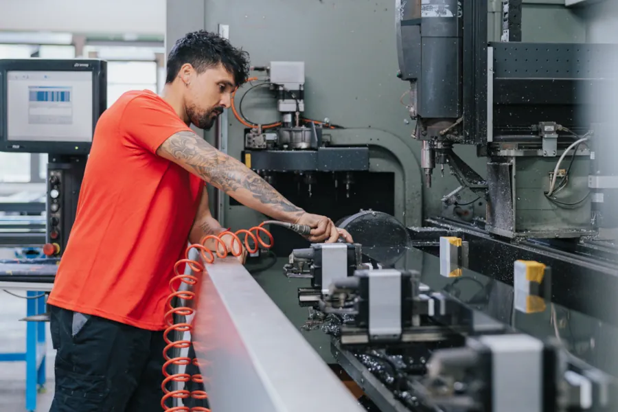 Mitarbeiter an einer CNC-Maschine für Metallbau-Lohnfertigung in Zürich