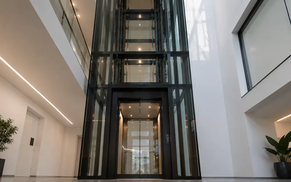 Liftschachtverglasung in einem modernen Gebäude in Zürich