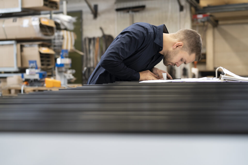 Metallbaumeister bei der Qualitätskontrolle in der Werkstatt von Hubler Metallbau AG in Zürich